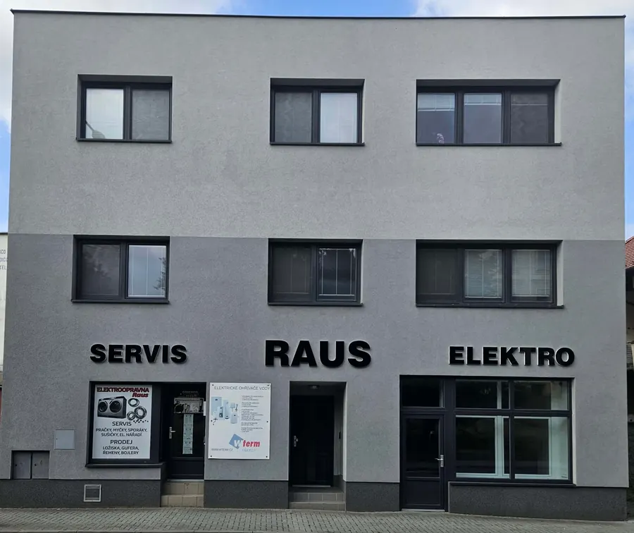 Dům na Sokolovské 272/30 s nápisy SERVIS, RAUS a ELEKTRO nad výlohami