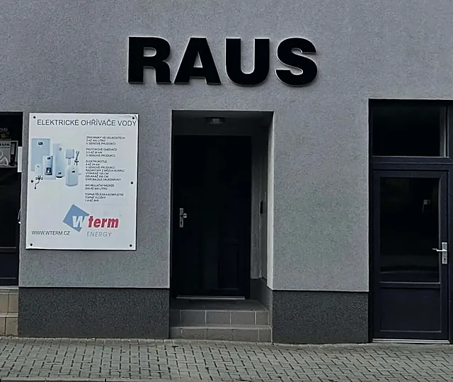 Vchod do provozovny na Sokolovské s nápisem RAUS na fasádě