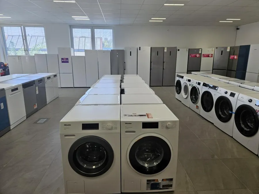Pračky a lednice vystavené v prodejně Elektro Raus